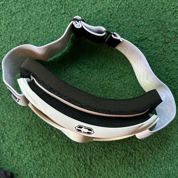 Snow goggles. Castle brand with adjustable strap and drawstring carrying case. - Picture 9 of 10